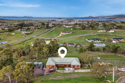 Hilltop Retreat, Water Views - VIC Tourism 1