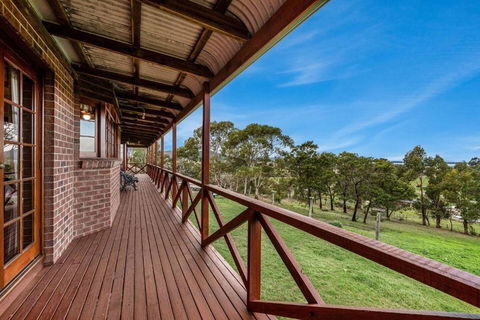 Hilltop Retreat, Water Views - VIC Tourism 2