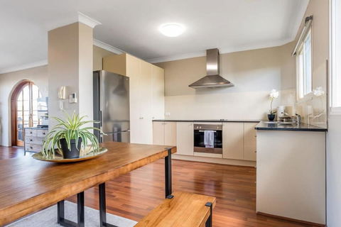Inner City Pad Indooroopilly - VIC Tourism 2