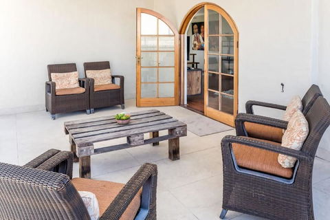 Inner City Pad Indooroopilly - VIC Tourism 3