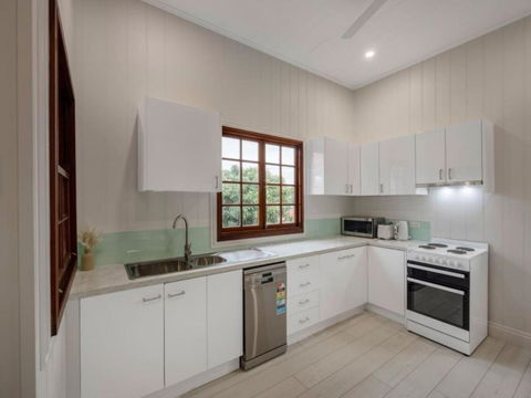 Inner City 6BR Family Friendly House Highgate Hill - VIC Tourism 3