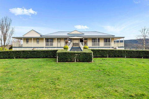 IRONBARK FARM Farmhouse On 52 Acres In The Scenic Yarra Valley - VIC Tourism 0