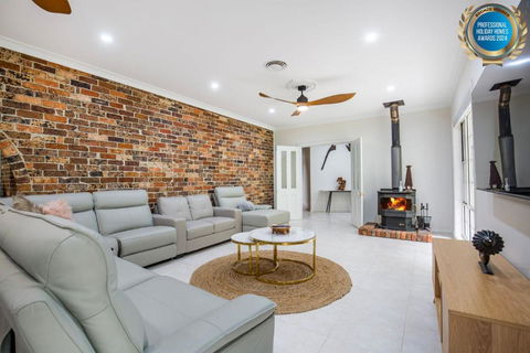 Island Retreat Pet Friendly Waterfront - VIC Tourism 1
