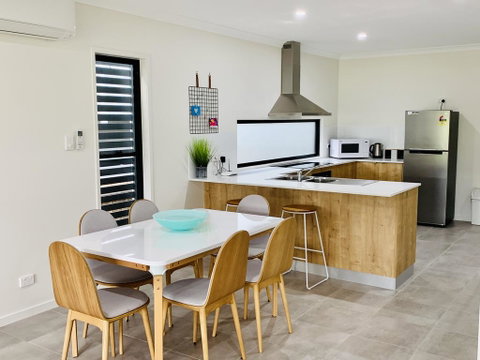 AIRLIE BEACH Delight. Hop, Skip Jump To Everything - VIC Tourism 2