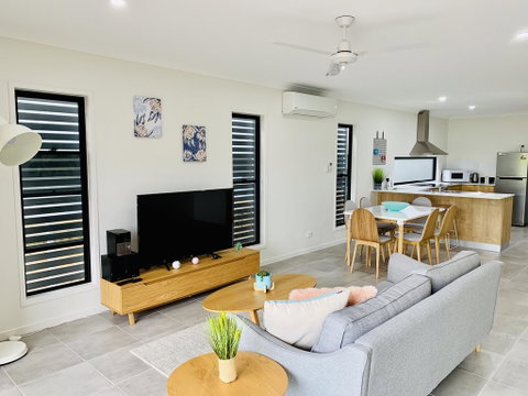 AIRLIE BEACH Delight. Hop, Skip Jump To Everything - VIC Tourism 0