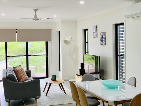 AIRLIE BEACH Delight. Hop, Skip Jump To Everything - VIC Tourism 3