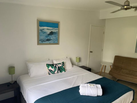 Airlie Beach Motor Lodge - VIC Tourism 1