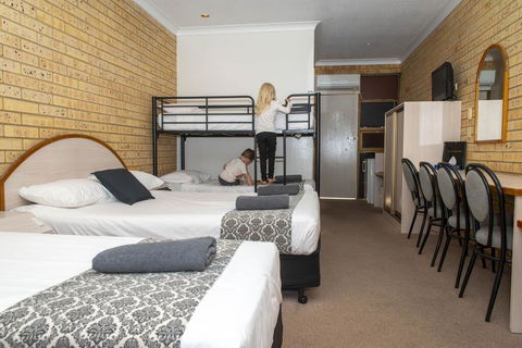 Albert Park Motor Inn - VIC Tourism 1