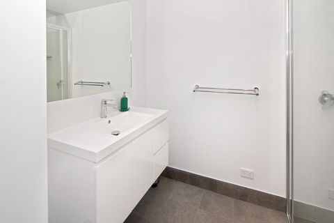 Alpine Lake Retreat - VIC Tourism 3