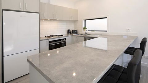 Alpine Lake Retreat - VIC Tourism 2