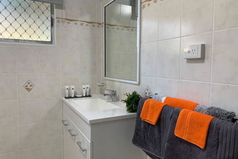 Andergrove Home With A Garden View-Wi-fi & Netflix - VIC Tourism 1