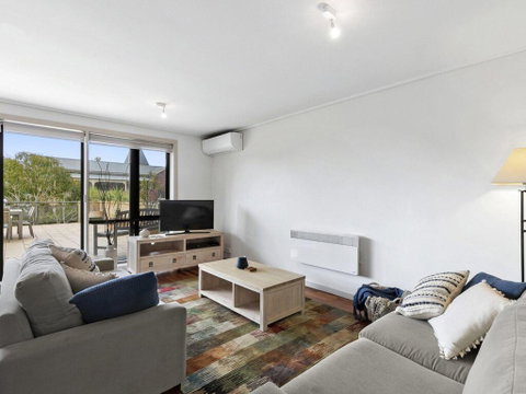 APARTMENT 23 PACIFIC APARTMENTS - Sit On The Deck And Soak In The View - VIC Tourism 3