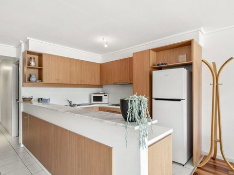 APARTMENT 23 PACIFIC APARTMENTS - Sit On The Deck And Soak In The View - VIC Tourism 2