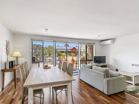 APARTMENT 23 PACIFIC APARTMENTS - Sit On The Deck And Soak In The View - VIC Tourism 1