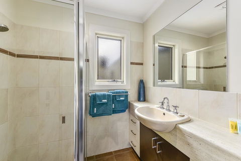 Apartment On Lake Terrace - VIC Tourism 3