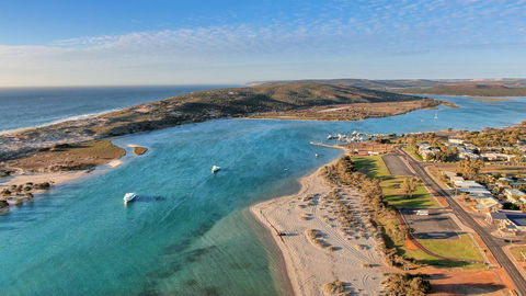API Pelican Beach Front Apartments Kalbarri - VIC Tourism 1