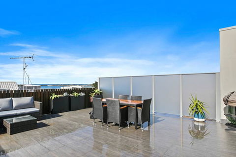 APOLLO 13 PENTHOUSE - Free Wifi & Huge Terrace! - VIC Tourism 3