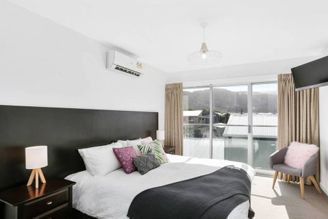 APOLLO 13 STUDIO - Free Wifi, Opposite Beach! - VIC Tourism 0