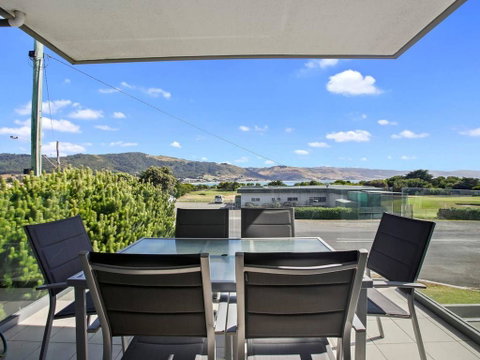 APOLLO BLUE 4 - Modern Waterfront Apartment - VIC Tourism 0
