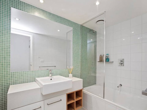 APOLLO BLUE 4 - Modern Waterfront Apartment - VIC Tourism 1