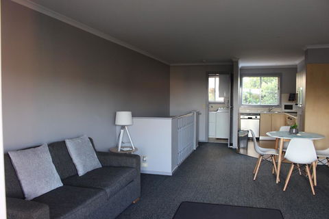 Aqualuna Apartments - VIC Tourism 3