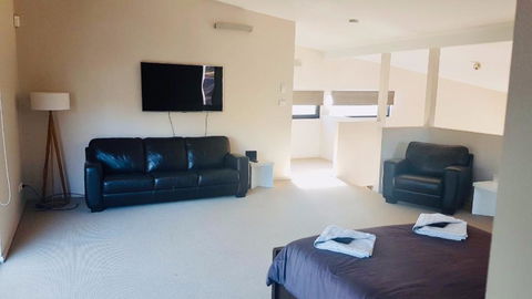 Architecturally Designed Beach House - VIC Tourism 3