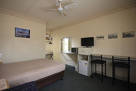 Aromet Motor Inn - VIC Tourism 1
