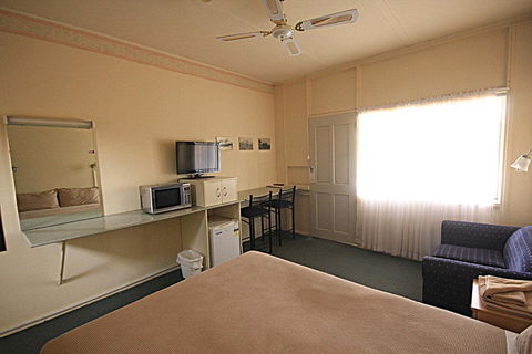 Aromet Motor Inn - VIC Tourism 0