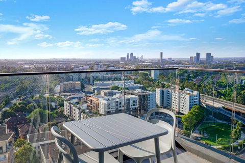 Luxury 1BR Apt With Stunning City Skyline Views - VIC Tourism 3