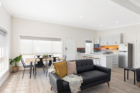 Luxury Apartments And Motel Rooms - Free Wifi - Close To Beach - VIC Tourism 0