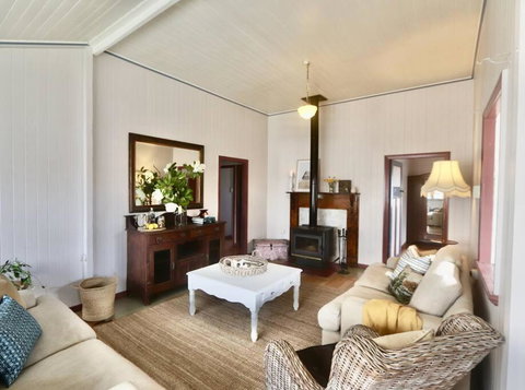 MAGNOLIA HOUSE ON THE CREEK - STANTHORPE - VIC Tourism 1