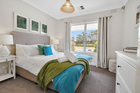 Mid Century 4 Bedroom Getaway In Barossa Vineyard - VIC Tourism 1