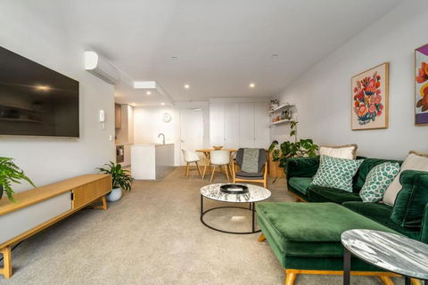 Modish Apartment Near Parliamentary Triangle - VIC Tourism 1
