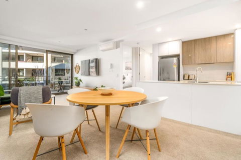 Modish Apartment Near Parliamentary Triangle - VIC Tourism 3