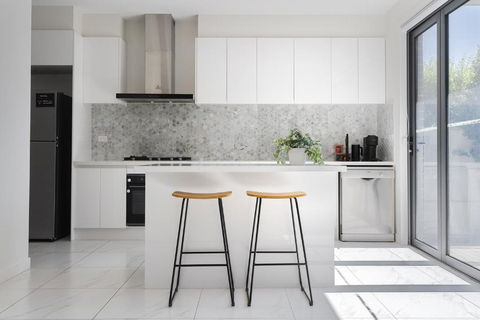 Modern Townhouse - Cafes, Shops, Bus, Freeway Access - VIC Tourism 3