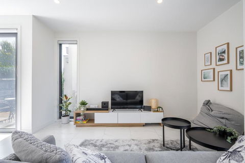 Modern Townhouse - Cafes, Shops, Bus, Freeway Access - VIC Tourism 1