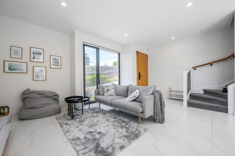 Modern Townhouse - Cafes, Shops, Bus, Freeway Access - VIC Tourism 0