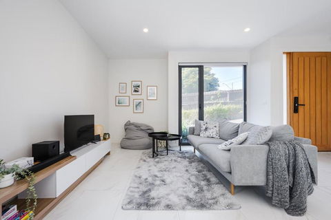 Modern Townhouse - Cafes, Shops, Bus, Freeway Access - VIC Tourism 2