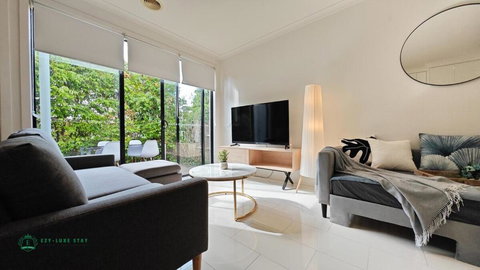 Modern 2-Bedroom Townhouse Near DFO & RMIT - VIC Tourism 0