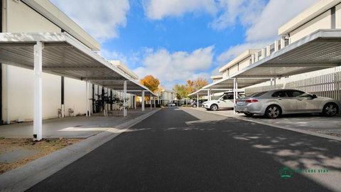 Modern 2-Bedroom Townhouse Near DFO & RMIT - VIC Tourism 2