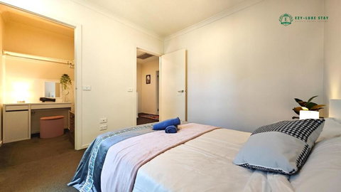 Modern 2-Bedroom Townhouse Near DFO & RMIT - VIC Tourism 3