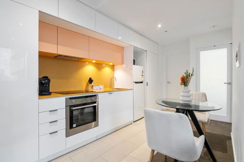 Modern 2BR Apt W City Views, Balcony & Wi-Fi - VIC Tourism 1