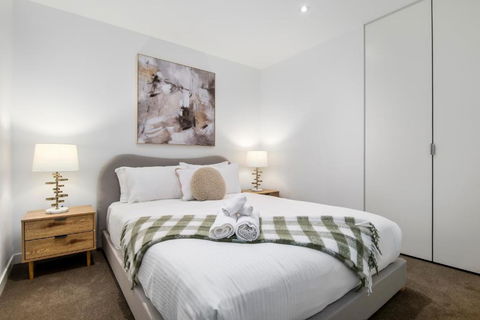 Modern 2BR Apt W City Views, Balcony & Wi-Fi - VIC Tourism 3