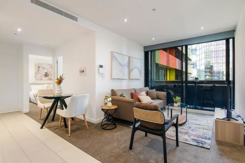 Modern 2BR Apt W City Views, Balcony & Wi-Fi - VIC Tourism 2