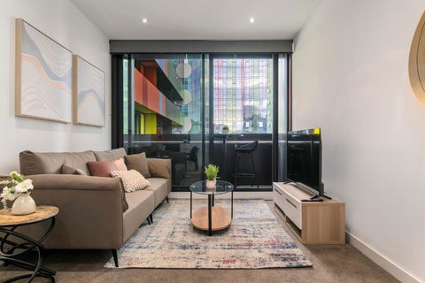 Modern 2BR Apt W City Views, Balcony & Wi-Fi - VIC Tourism 0