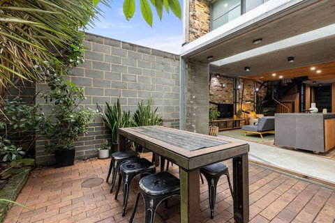 Modern & Stylish 3BR In Redfern - VIC Tourism 3