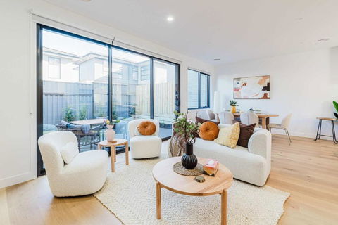 Modern Family Home 3BR In Box Hill North - VIC Tourism 0