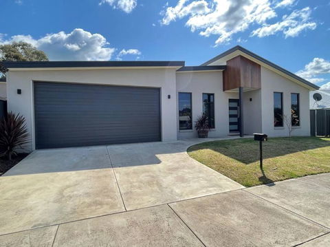 Modern Home Away From Home - VIC Tourism 0