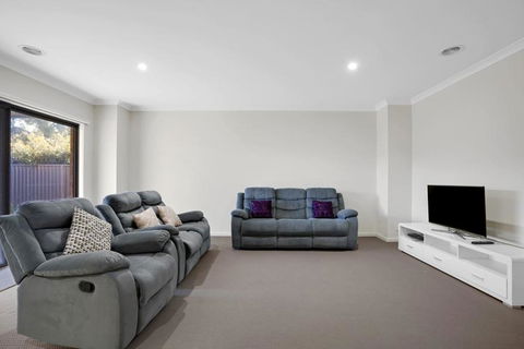 Modern Pakenham Family Home Near Lakeside - VIC Tourism 0
