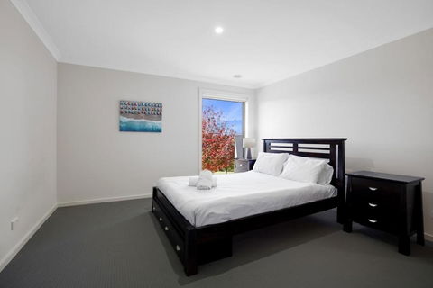 Modern Pakenham Family Home Near Lakeside - VIC Tourism 1